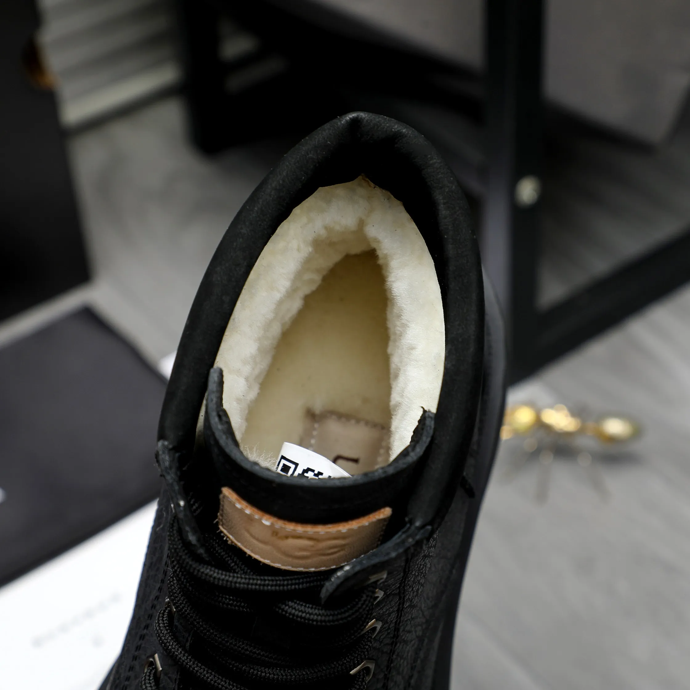 P620 Product trademark: "UGG" Gaobang men's shoes Regular size: 39-44 Product materials: Selected color-brushed cowhide upper, wool lining, original outsole